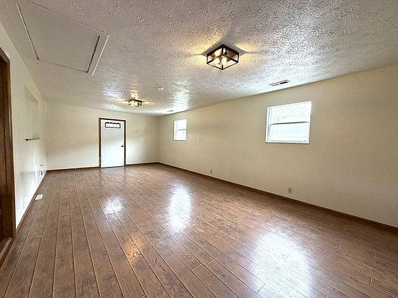 4th image of 222 Meadowbrook Rd