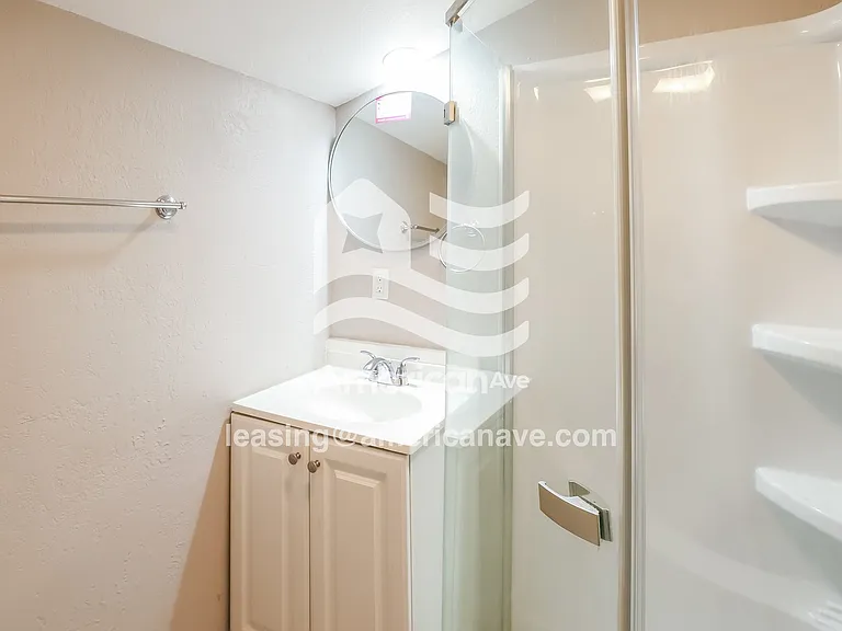 1090687_013_bathroom_14.jpg