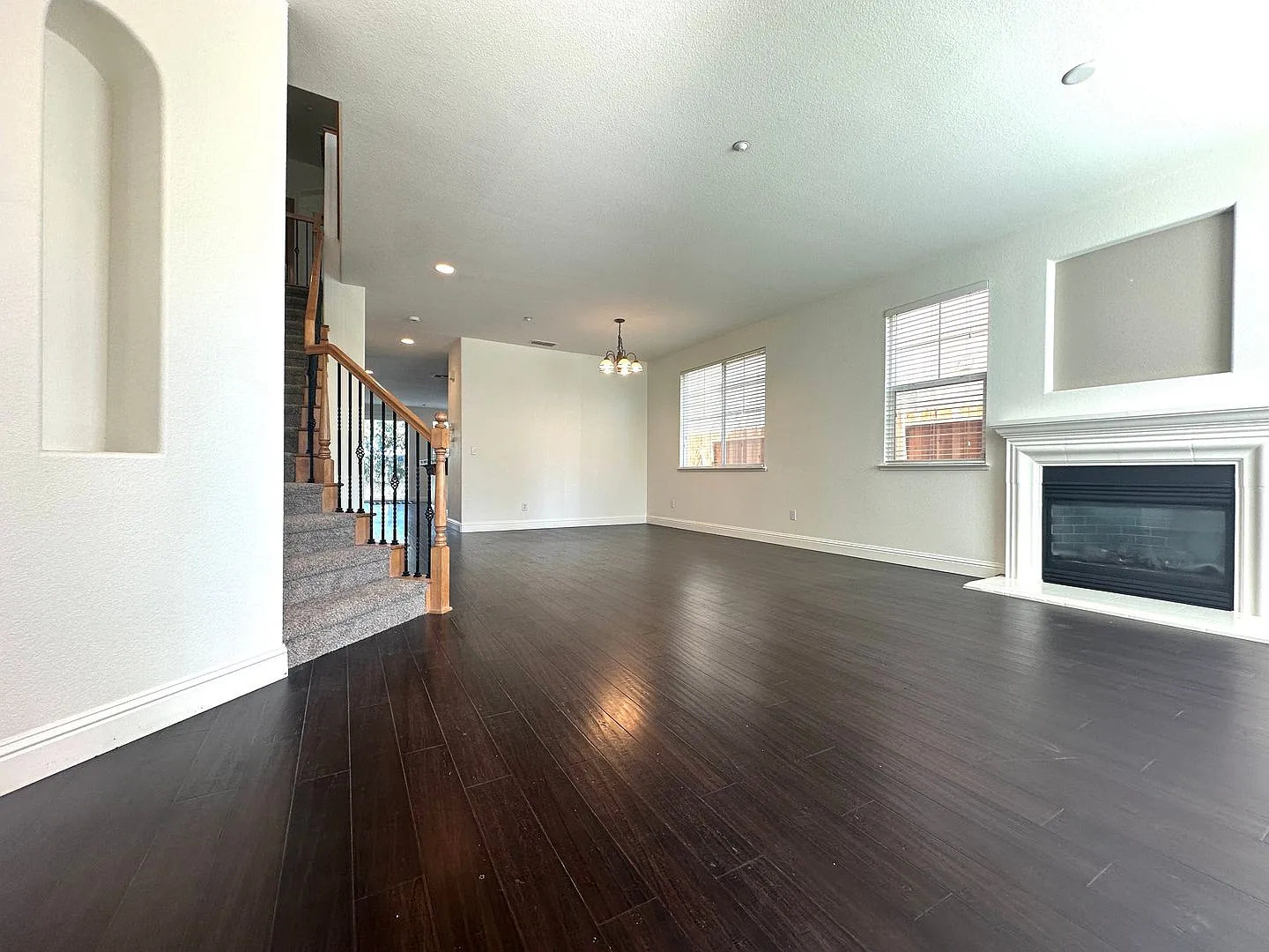 Gorgeous 4 Bed 2.5 Bath in Brentwood — Photo 2