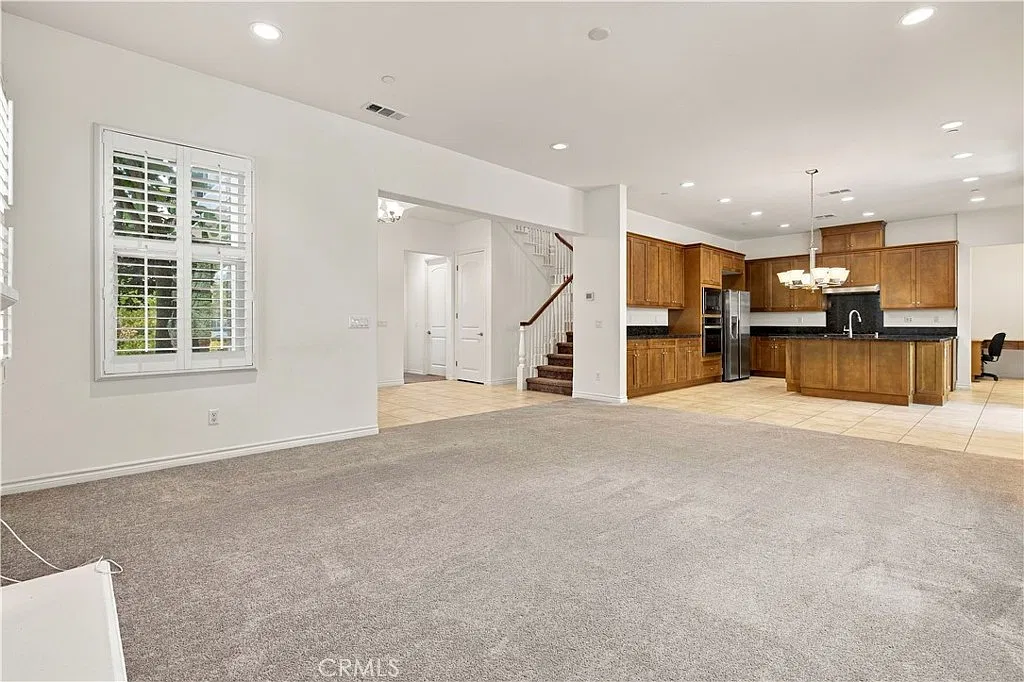 4 bed, 2680 sqft, $6,800 — Photo 3