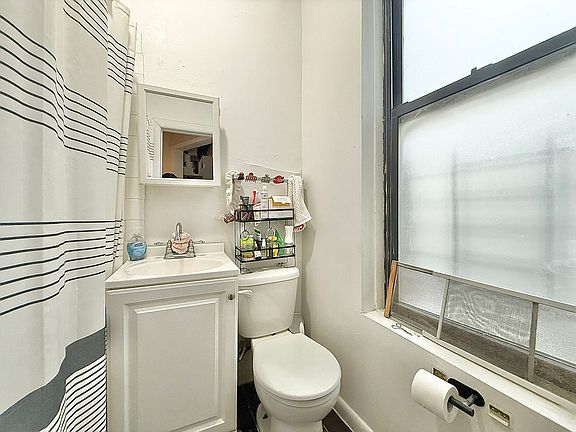 5th image of 788 Park Pl APT 9
