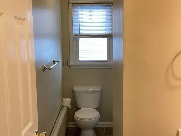 136 E Queen St — Photo 11