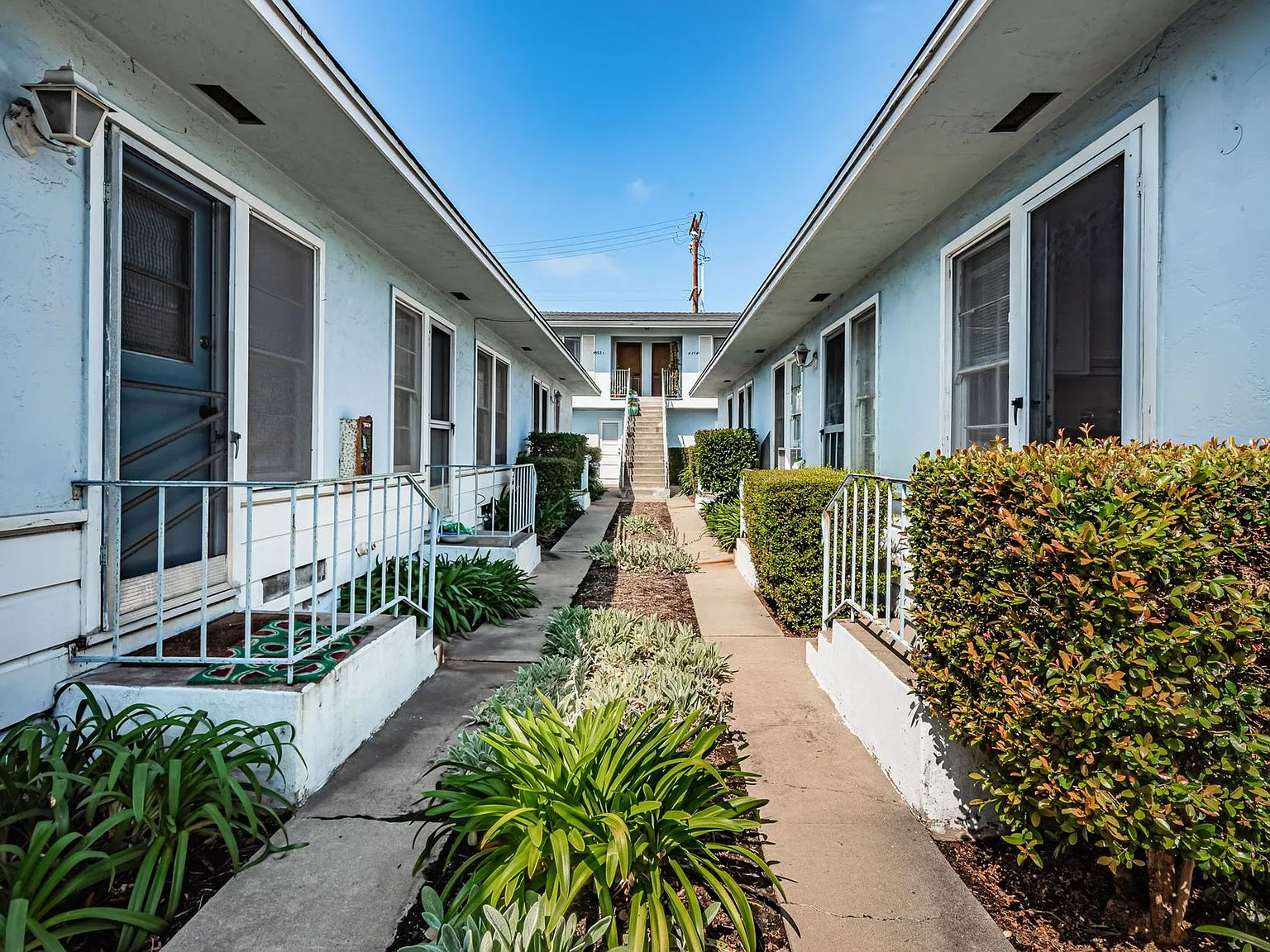 Charming Cottage-Style Apartment with Lush Rose Gardens in University Heights, San Diego — Photo 1