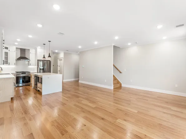 230 Griffith Street image 8 of 23