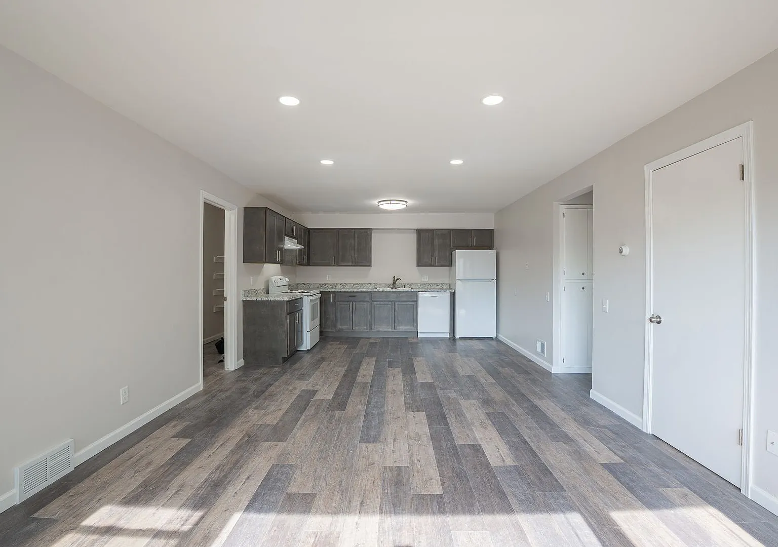 2109 Lake Point Dr — Photo 2