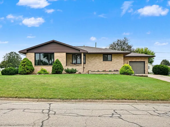 727 10th Ave SE, Dyersville, IA 52040