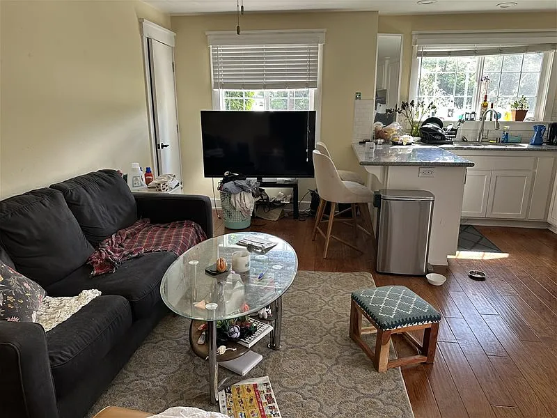 3 bed, 2.0 bath, 1400 sqft, $2,300 — Photo 3