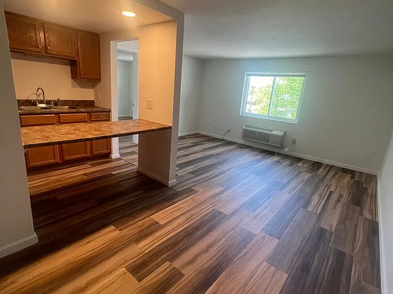 628 Steele Street — Photo 2