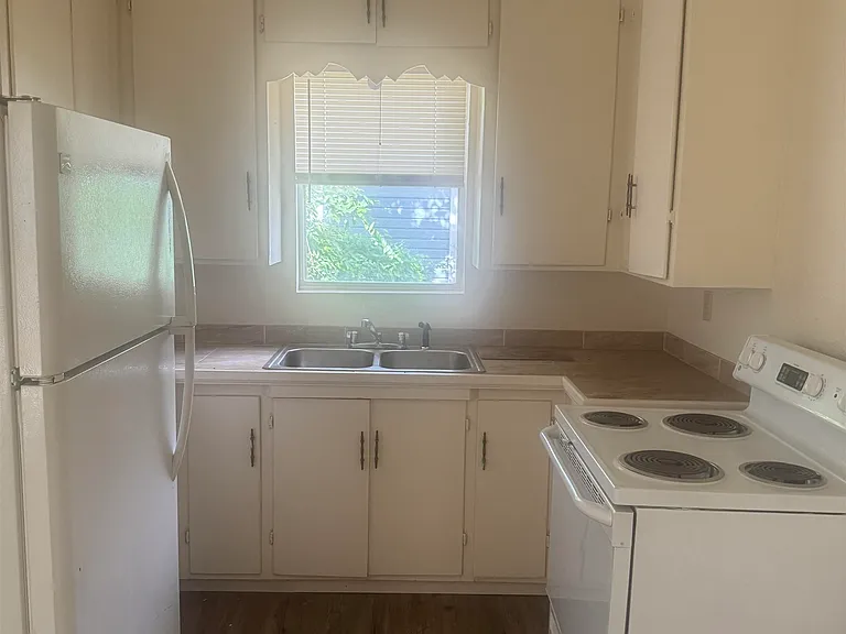 412 E Pine Ave — Photo 6