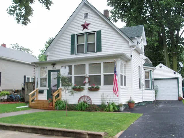 104 N 10th St photo 1