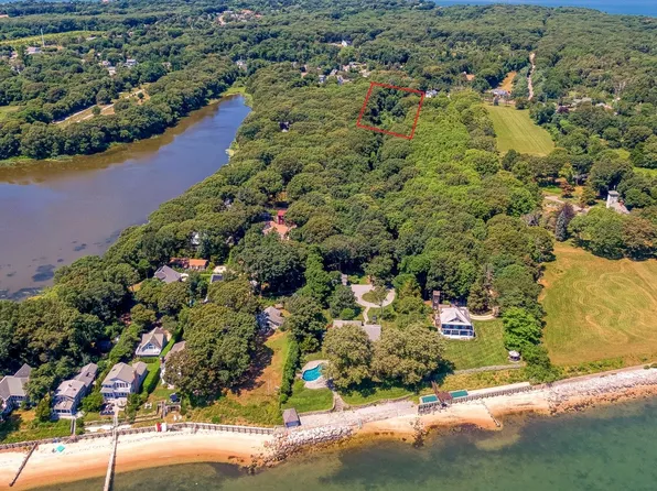 11100 Main Rd, East Marion, NY 11939