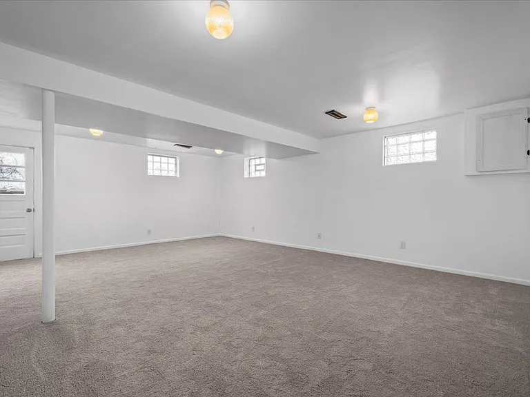 1303 Cloverdale St — Photo 24
