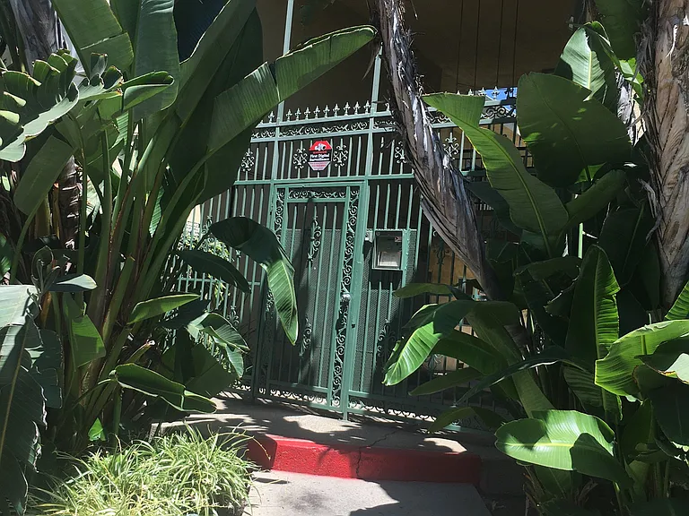 Burbank Tarzana Apartments — Photo 2