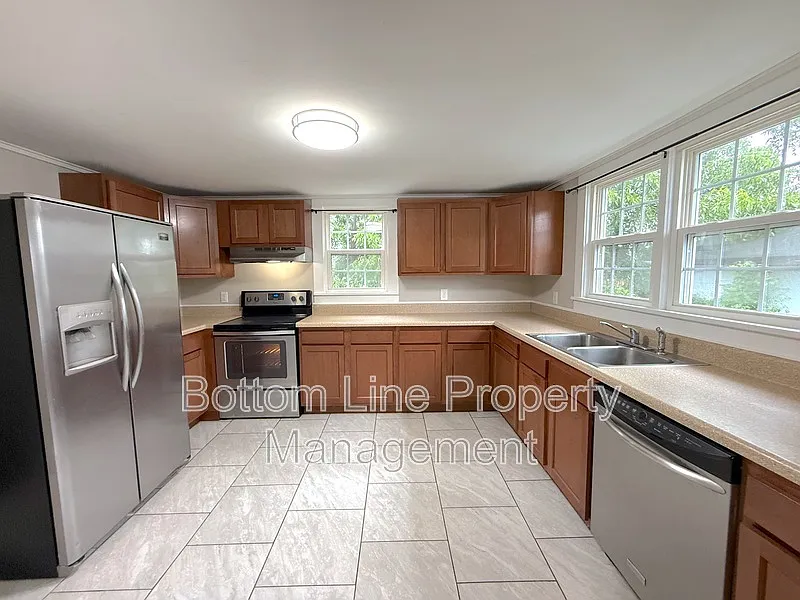 3 bed, 1.0 bath, 1430 sqft, $1,495 — Photo 4