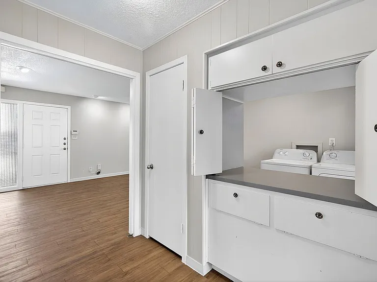 Eastwood Apartments — Photo 24