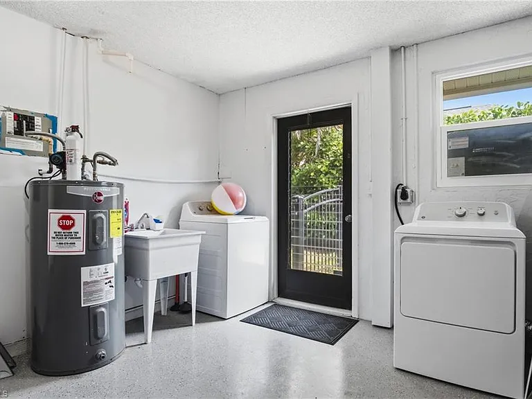 455 Bayside Ave — Photo 3