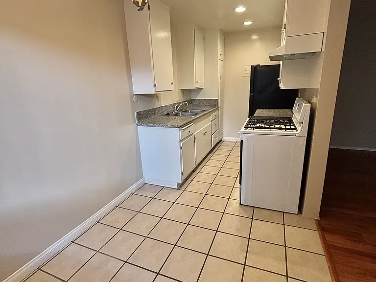 266 S El Molino Ave — Photo 6