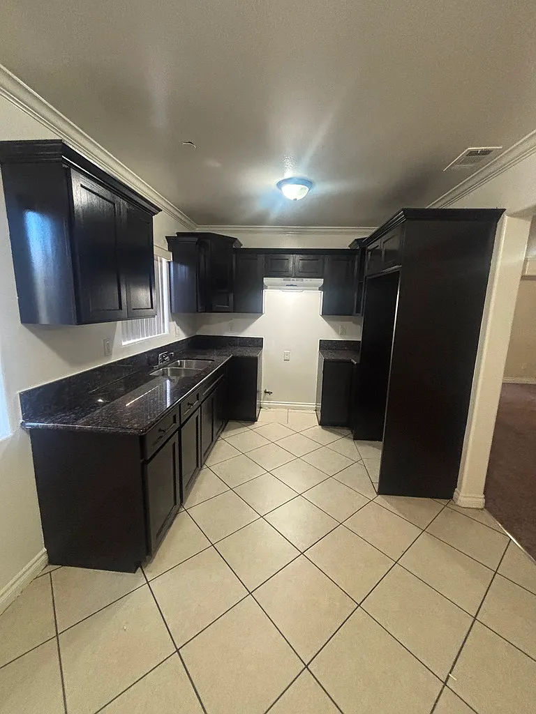 5 bed, 1805 sqft, $3,900 — Photo 3