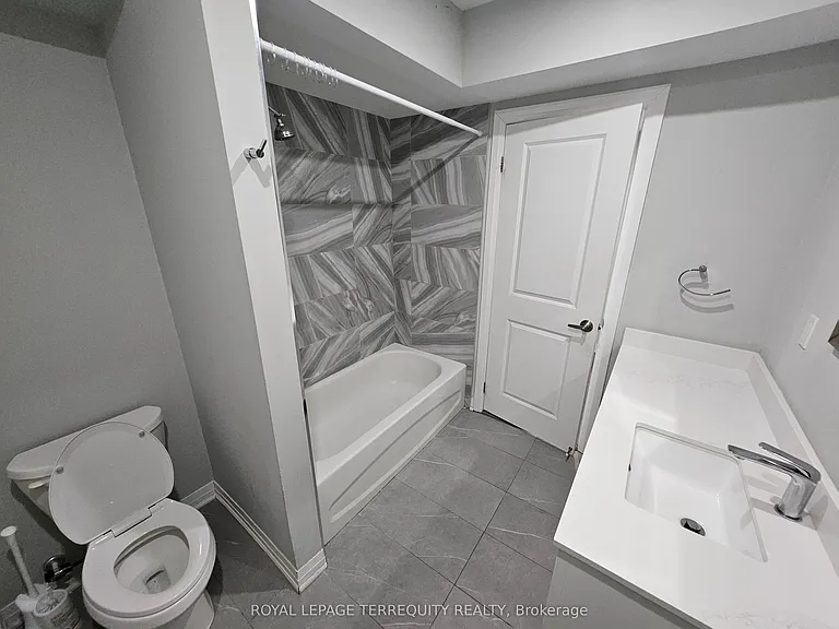 3392 Lake Shore Blvd W — Photo 10