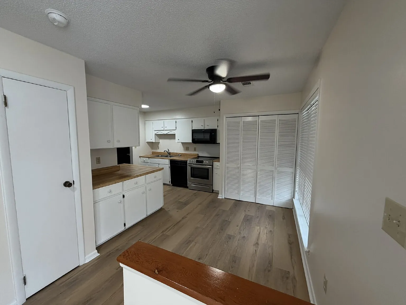 3 bed, 2.5 bath, 1428 sqft, $1,600 — Photo 3