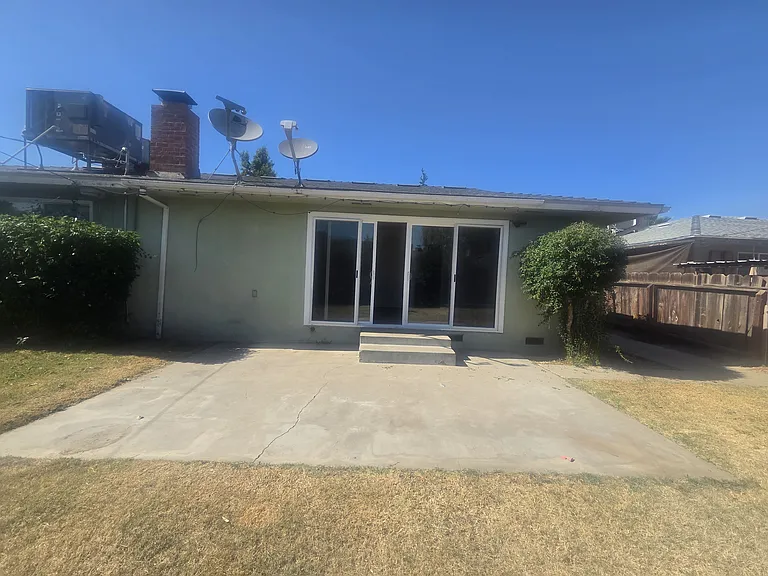 2420 E Pontiac Way — Photo 35
