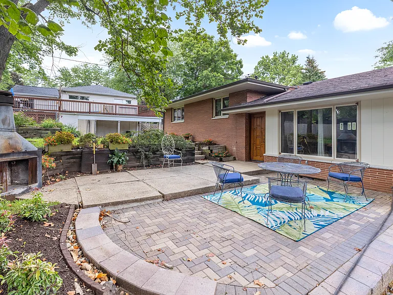 2416 Westbrook Dr — Photo 4