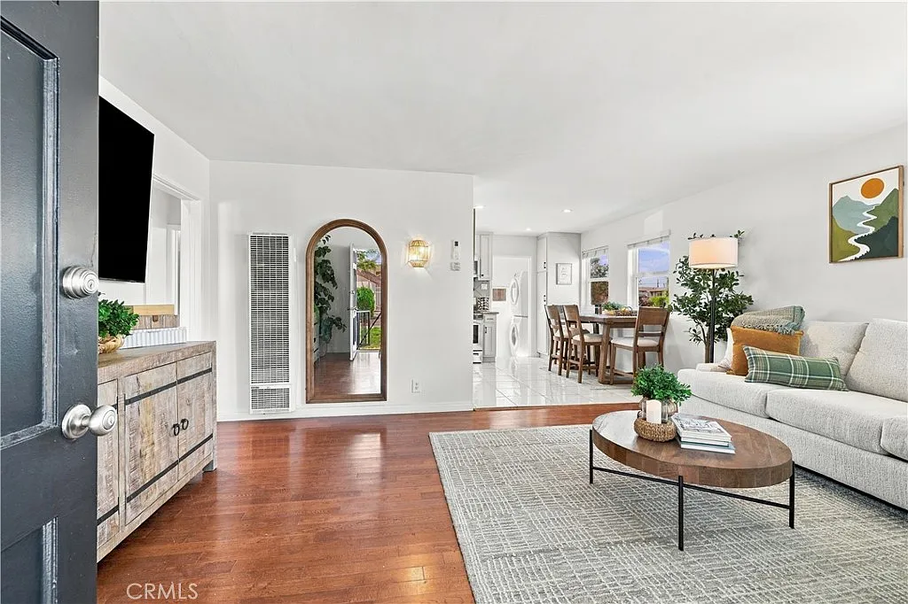 2 bed, 831 sqft, $4,500 — Photo 4