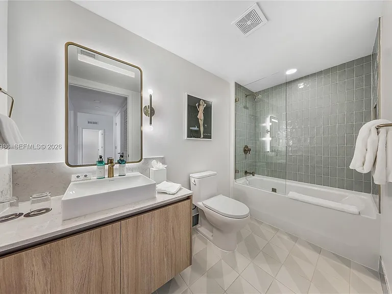 159 NE 6th St #2402 — Photo 6