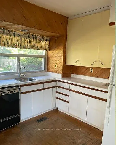54 Highland Park Blvd E — Photo 5