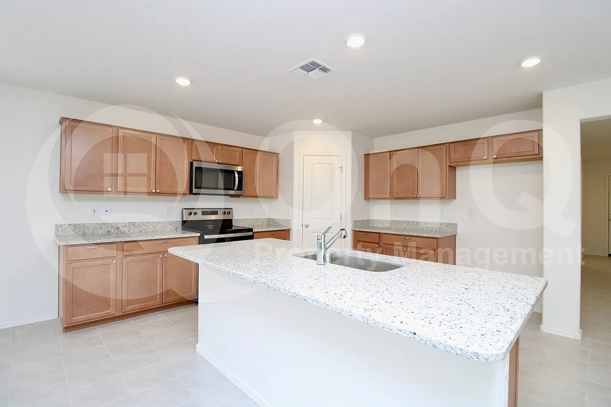 4 bed, 2.0 bath, 2188 sqft, $2,600 — Photo 3
