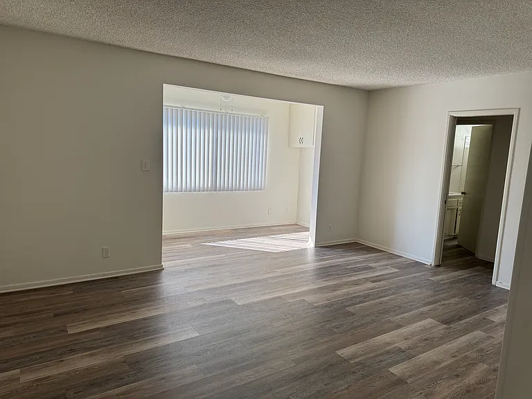 254 W Elmwood Ave — Photo 7