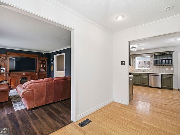 2nd image of 119 Rollingwood Cir