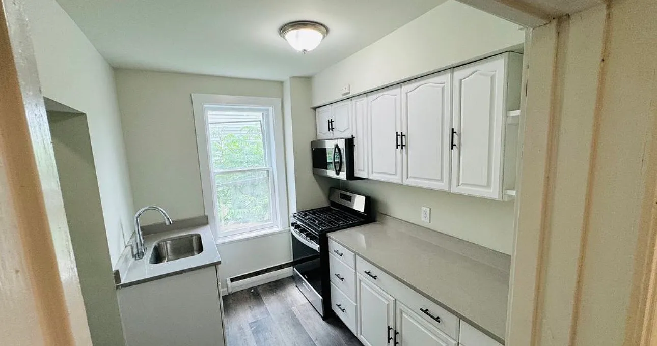 2 bed, 1.5 bath, 988 sqft, $1,600 — Photo 2