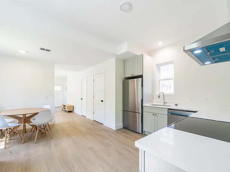 962 Alexander St — Photo 14