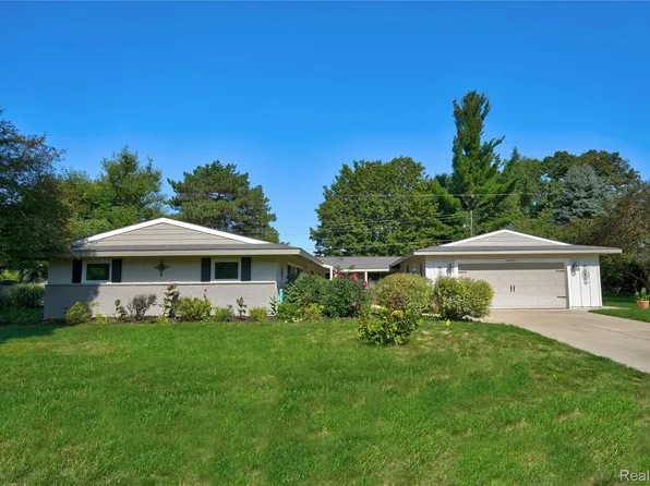 6243 Westview Dr, Grand Blanc, MI 48439