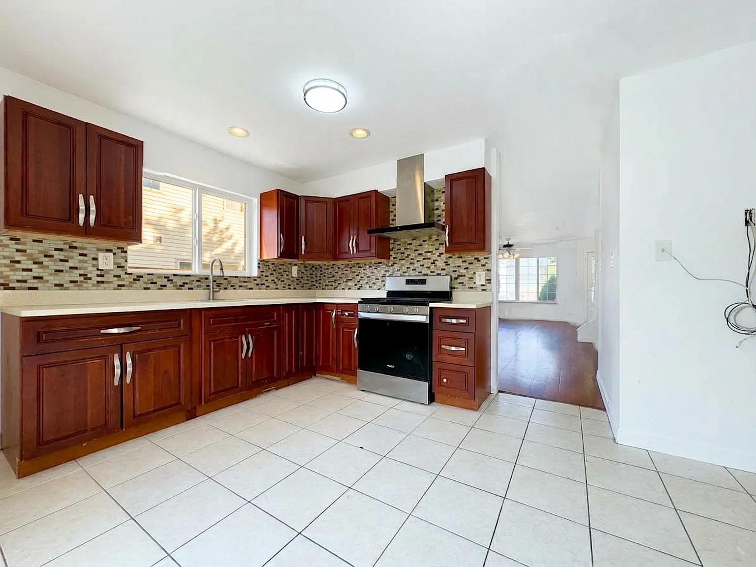 904 Rockland Ave — Photo 3