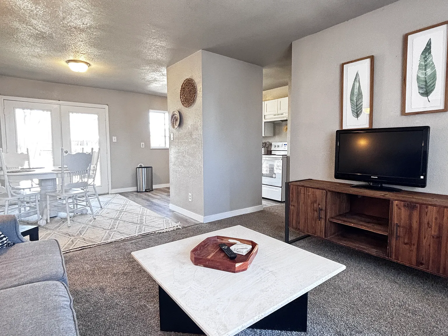 3 bed, 975 sqft, $1,950 — Photo 2