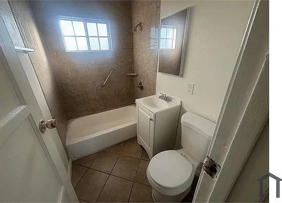 9562 Compton Ave — Photo 5