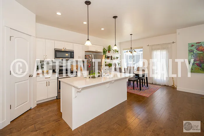 3 bed, 2.5 bath, 2296 sqft, $2,195 — Photo 4