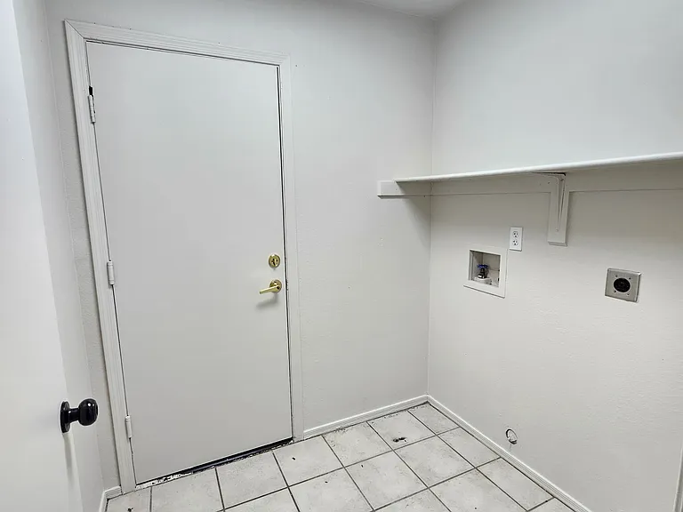 7819 W Myrtle Ave — Photo 4