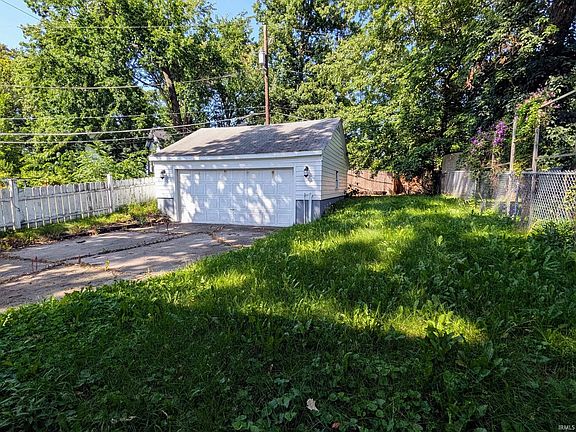 4th image of 4823 Calumet Ave