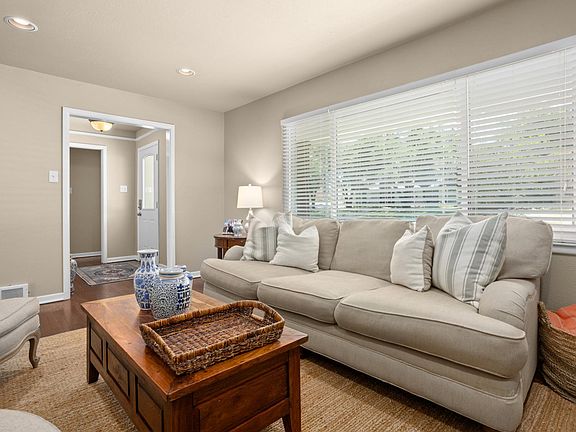 5th image of 4813 Hildring Dr E