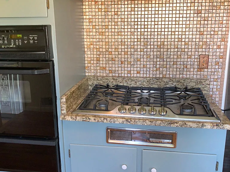 Kitchen stove and oven