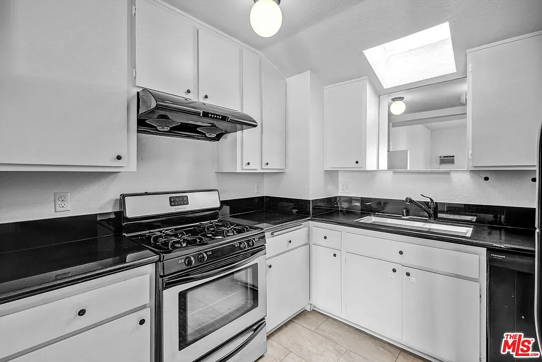 2 bed, 2.0 bath, 888 sqft, $3,200 — Photo 4