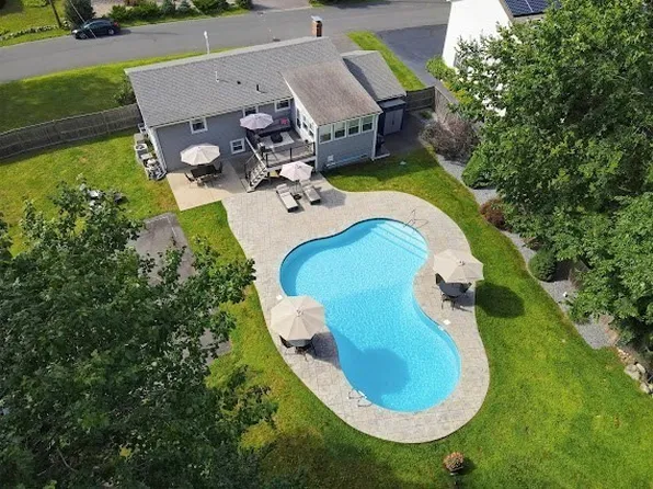 29 Stratford Ave, Stoughton, MA 02072