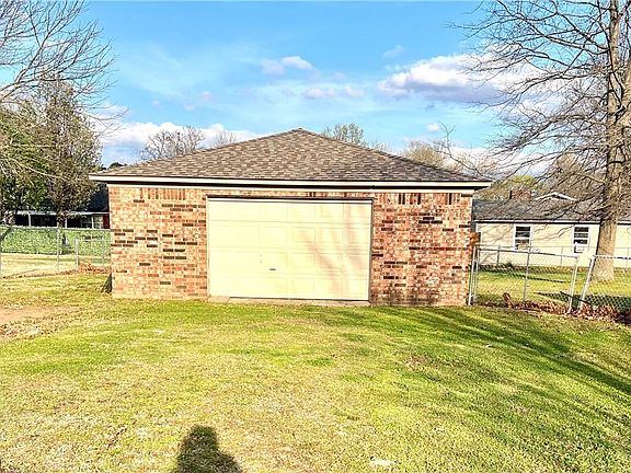 5th image of 906 Thomas Dr