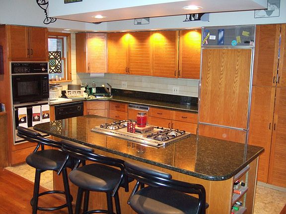 island w/grainte countertops