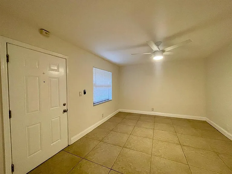 601 NE 29th Dr #7 — Photo 1