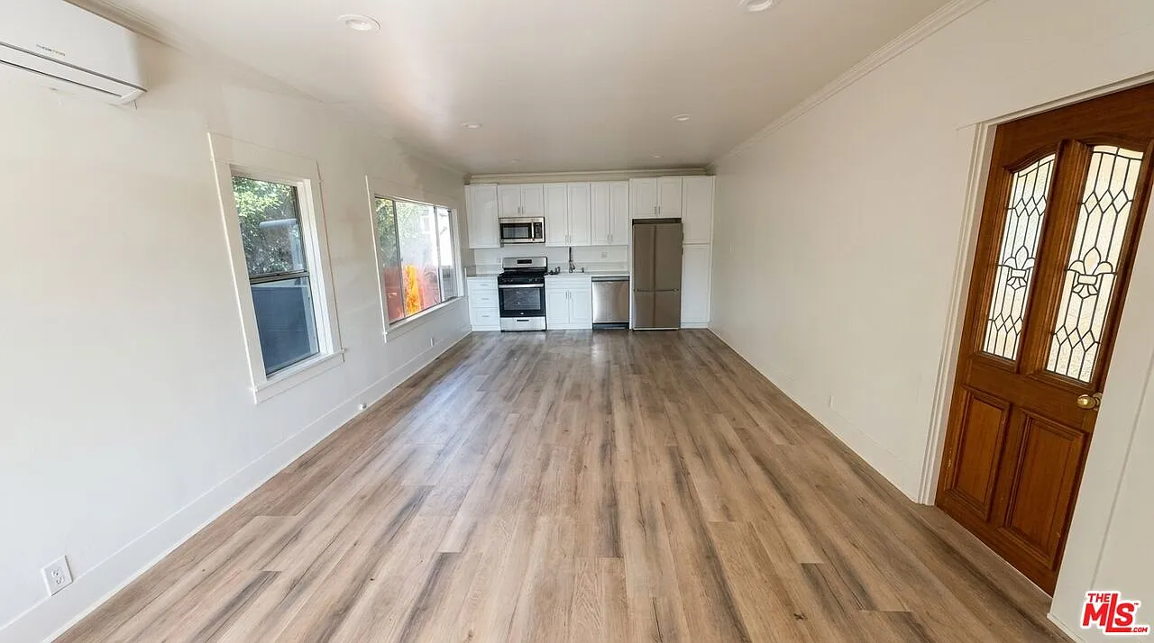 1 bed, 1.0 bath, 700 sqft, $2,300 — Photo 3