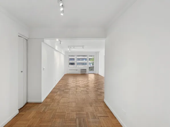 40 East 9th Street 4J image 3 of 19